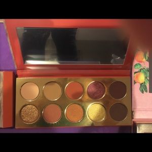 Kkw eyeshadow palette
